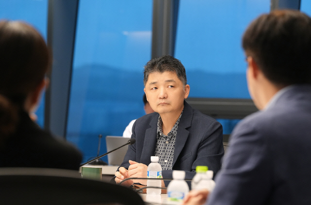 김범수 CA협의체 공동의장 겸 경영쇄신위원장이 18일 CA협의체 소속 주요 계열사 CEO 등이 모인 임시 그룹협의회에 참석하고 있다. 카카오 제공